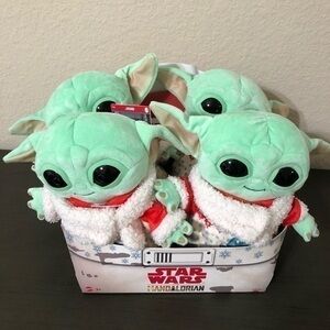 Star Wars Grogu - 4 Holiday Baby Yoda Christmas Plushes In Hover Store Display
